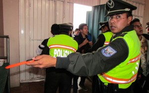 Miembros de la Policía controlan el ingreso de estudiantes al estadio para la final del colegial de fútbol