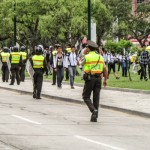 Miembros de la Policía luego del partido acompañaron a los estudiantes a sus establecimientos.