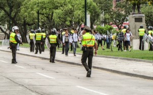 Miembros de la Policía luego del partido acompañaron a los estudiantes a sus establecimientos.