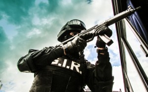 Un comando junto a su arma de asalto, se prepara para ingresar a un simulacro.