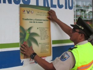 Cabo Stalin Amagua pegando un afiche de prevención