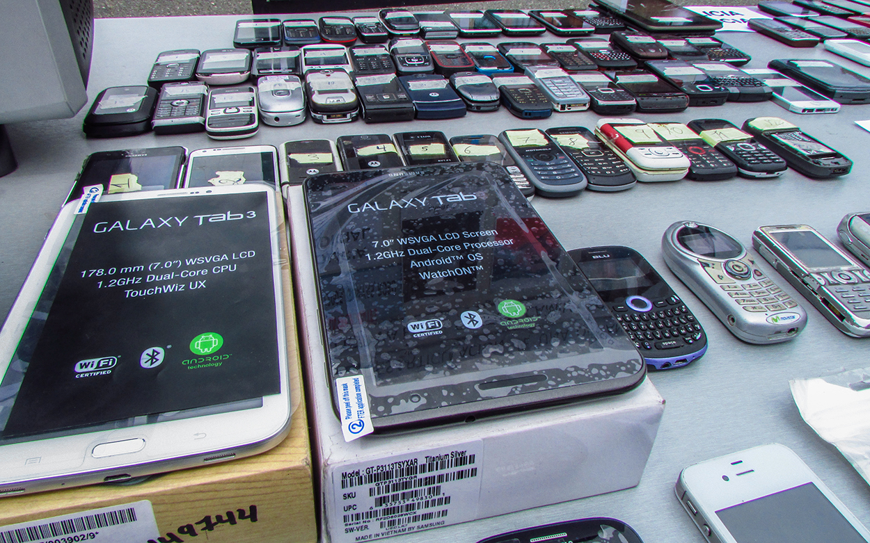 Dos tablets también fueron decomisadas de un taller durante los controles.