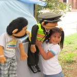 Integrante del curso vacacional se deleita con el show de Paquito