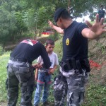 Integrantes del GOE Manabí enseñan a niño como debe lanzarse en la tirolina
