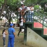 Integrantes del curso vacacional poniendo en practica el nudo de rescate