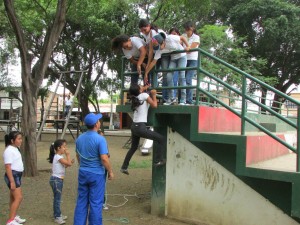 Integrantes del curso vacacional poniendo en practica el nudo de rescate