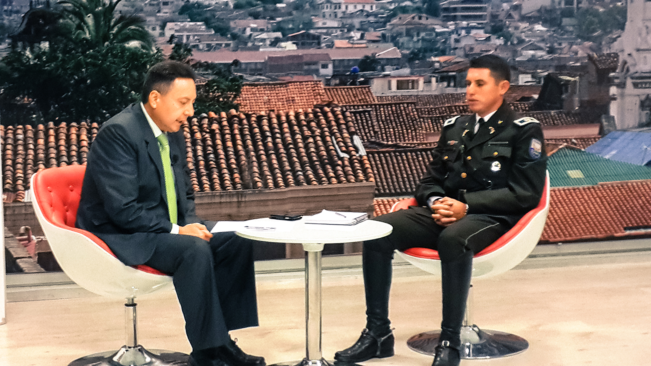 Lcdo. Hufo Jhonson entrevistando al capitán Henry Mendoza.