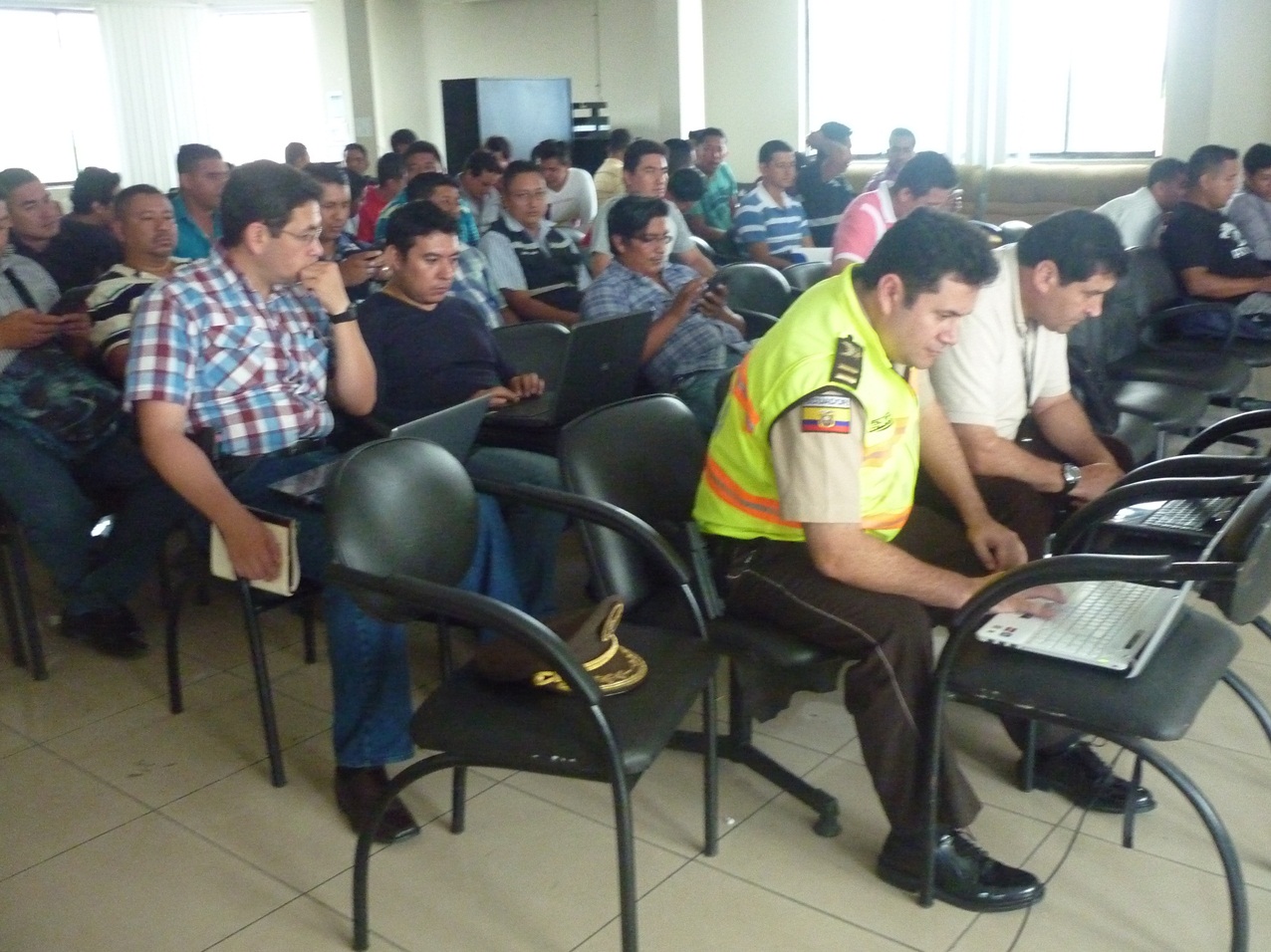 Los agentes llevaron sus laptops a la capacitación que recibieron en la ciudad de Quevedo