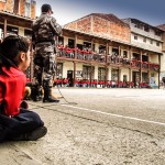 Los niños de la escuela Ezequiel Crespo no perdieron detalles de las acrobacias de los canes.