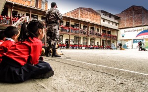 Los niños de la escuela Ezequiel Crespo no perdieron detalles de las acrobacias de los canes.