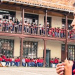 Los niños se ubicaron en los pasillos y le patio central para observar el show.