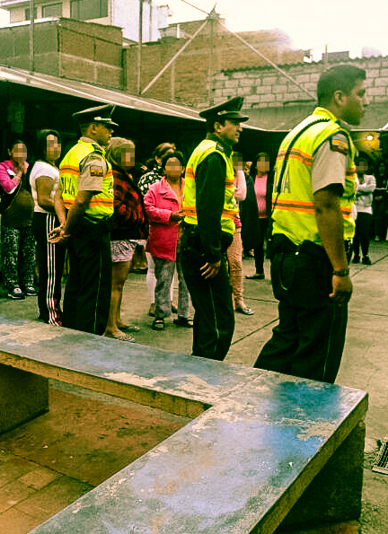 Policía custodiaron a la internas mienstras se efectuaba la inspección a las celdas.