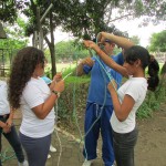 Practicando uno de los nudos mas importantes de rescate