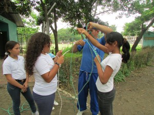 Practicando uno de los nudos mas importantes de rescate