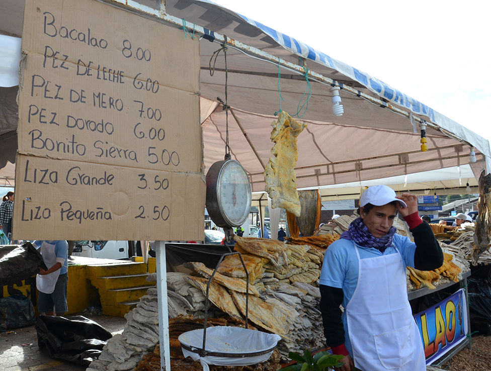Puesto de bacalao con la tabla de los precios.