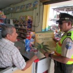 Uniformado explicando a ciudadano la campaña de prevención