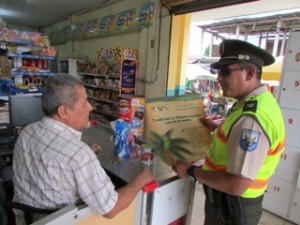 Uniformado explicando a ciudadano la campaña de prevención