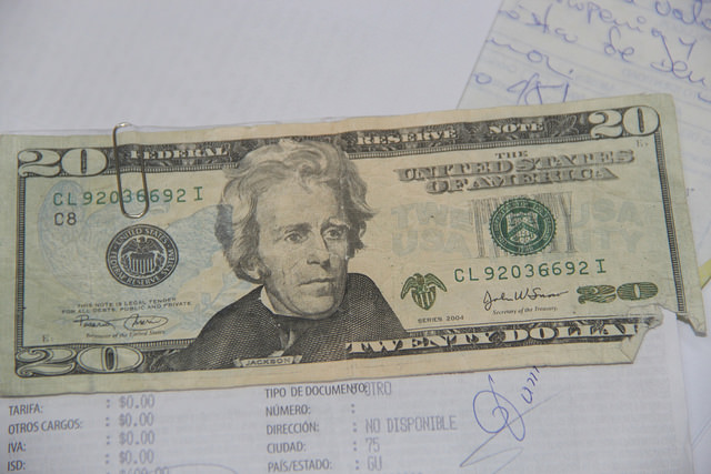 Alertan sobre la circulación de billetes de dinero falsos en