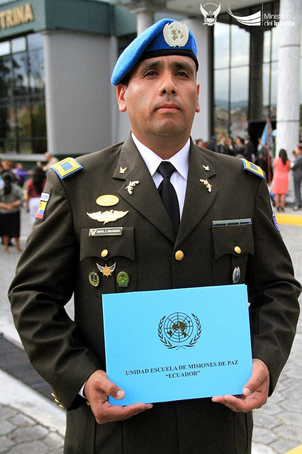 Mm club escalera mecánica Policía ecuatoriano recibió certificación de casco azul – Ministerio de  Gobierno